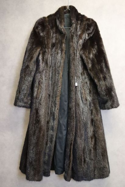 YVES SAINT LAURENT. Manteau vison brun. Taille...