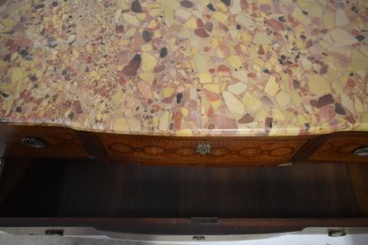 Commode en marquetterie ouvrant par trois...