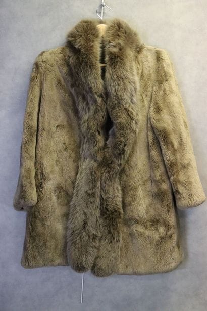 G.R FICHELIS. Manteau en fourrure. Dimensions...