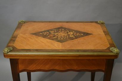 Table à jeu en bois, placage d'acajou et...