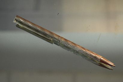 DUPONT. Stylo en métal agrenté. En boite