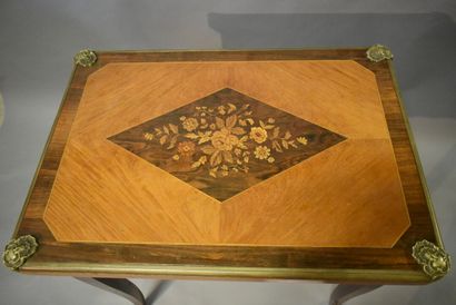 Table à jeu en bois, placage d'acajou et...