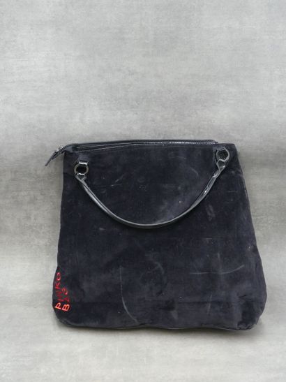 Réunion d'un sac Disney en velours et tissu...