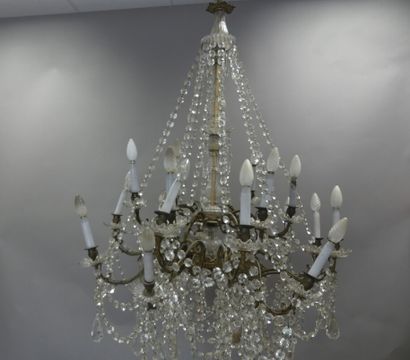 Lustre en laiton doré à 18 feux e pampilles....