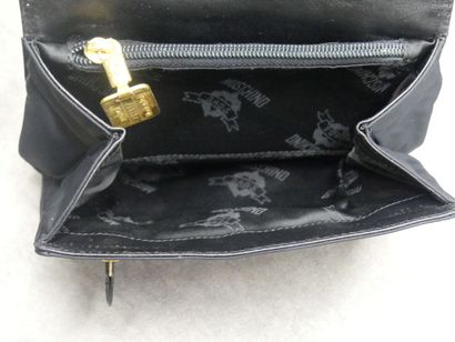 MOSCHINO. Petit sac/pochette en tissu avec...