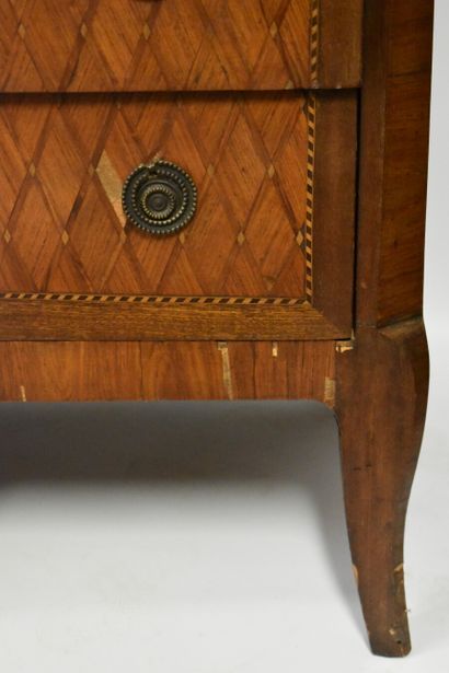 Commode en marquetterie ouvrant par trois...