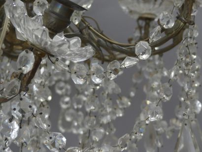 Lustre en laiton doré à 18 feux e pampilles....