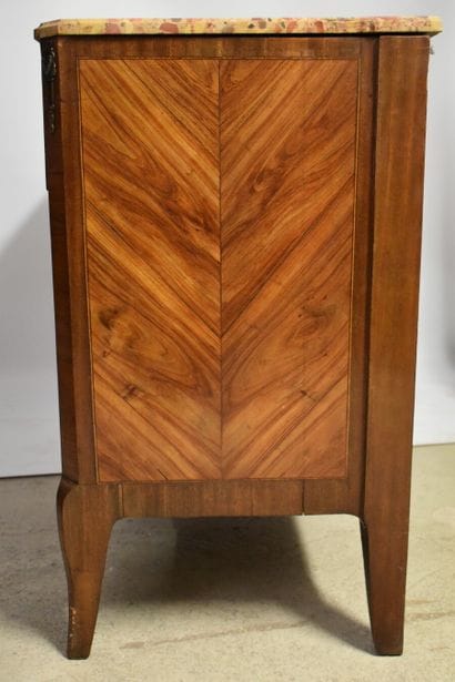 Commode en marquetterie ouvrant par trois...
