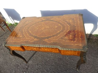 Bureau en bois marqueté à décor stylisé de...