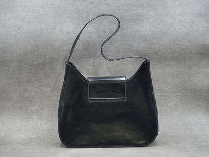 LANCEL. Sac porté épaule en simili cuir noir,...
