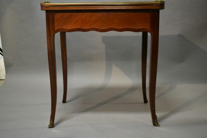 Table à jeu en bois, placage d'acajou et...