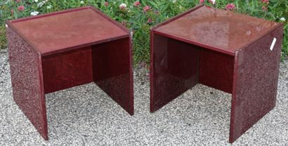 Paire de tables basses en loupe lauqée rouge....