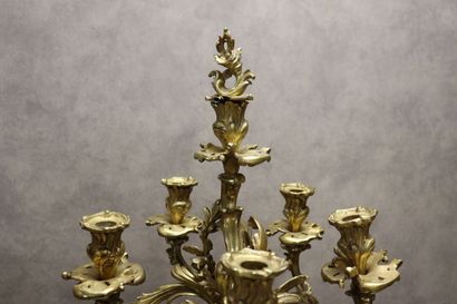 Paire de chandeliers à six feux en bronze...