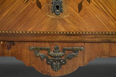 Commode en marquetterie ouvrant par trois...