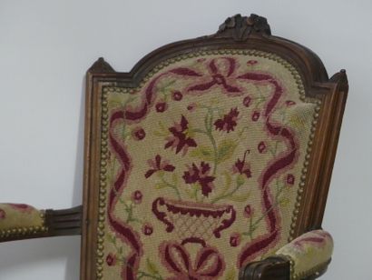 Paire de fauteuils , noyer moulure et scuplté,...
