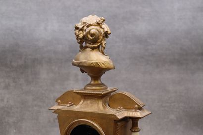 Pendule-portique en bronze ciselée dorée...