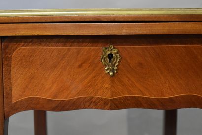 Table à jeu en bois, placage d'acajou et...