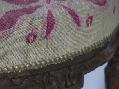 Paire de fauteuils , noyer moulure et scuplté,...