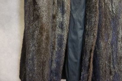 YVES SAINT LAURENT. Manteau vison brun. Taille...