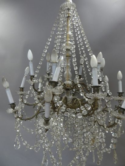 Lustre en laiton doré à 18 feux e pampilles....