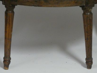 Paire de fauteuils , noyer moulure et scuplté,...
