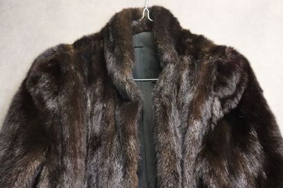 YVES SAINT LAURENT. Manteau vison brun. Taille...