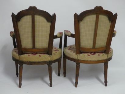 Paire de fauteuils , noyer moulure et scuplté,...