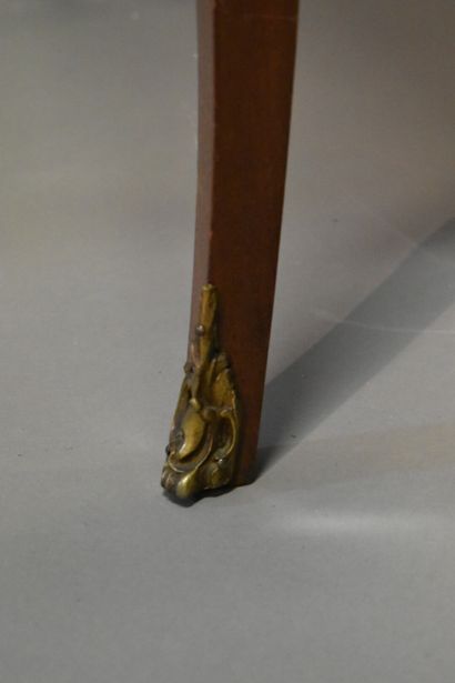 Table à jeu en bois, placage d'acajou et...