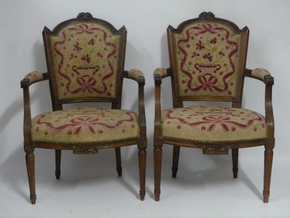 Paire de fauteuils , noyer moulure et scuplté,...