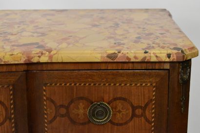 Commode en marquetterie ouvrant par trois...