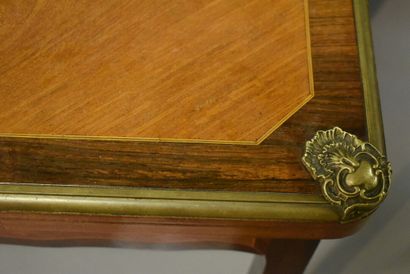 Table à jeu en bois, placage d'acajou et...