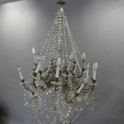 Lustre en laiton doré à 18 feux e pampilles....