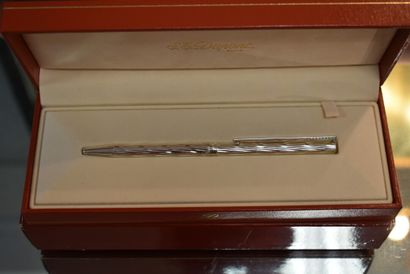 DUPONT. Stylo en métal agrenté. En boite