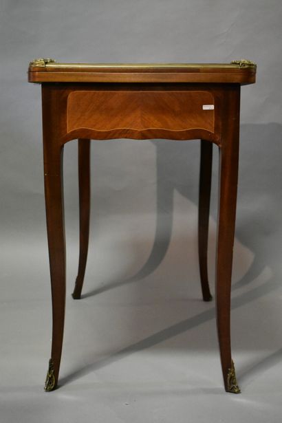Table à jeu en bois, placage d'acajou et...