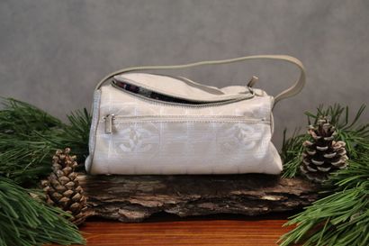 CHANEL. Trousse de toilette en nylon damassé...