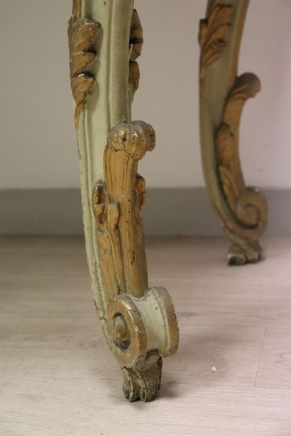Console en bois mouluré sculpté et peint...