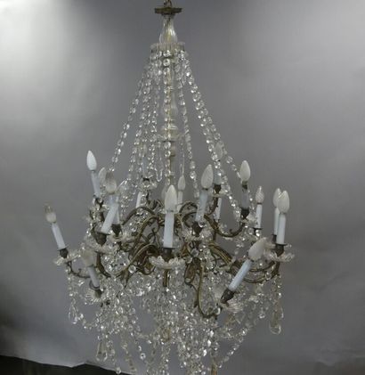 Lustre en laiton doré à 18 feux e pampilles....