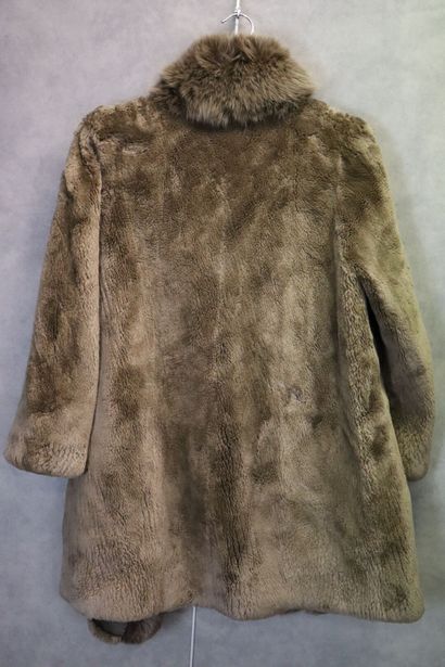 G.R FICHELIS. Manteau en fourrure. Dimensions...