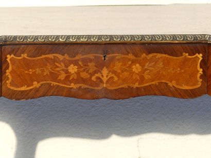 Bureau en bois marqueté à décor stylisé de...