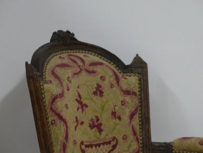 Paire de fauteuils , noyer moulure et scuplté,...