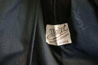 YVES SAINT LAURENT. Manteau vison brun. Taille...
