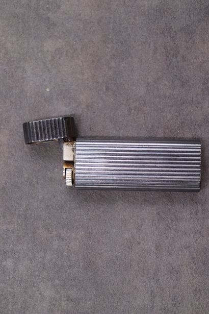 CARTIER. Briquet en métal argenté signé et...