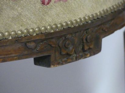 Paire de fauteuils , noyer moulure et scuplté,...