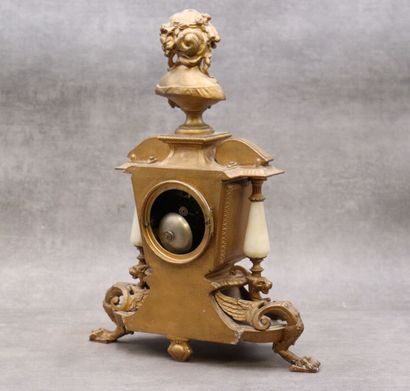 Pendule-portique en bronze ciselée dorée...