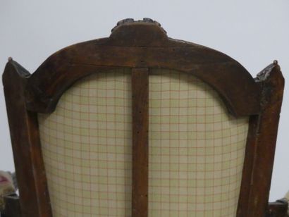 Paire de fauteuils , noyer moulure et scuplté,...
