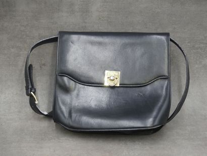 CELINE. Sac/ pochette en cuir noir avec bandoulière...