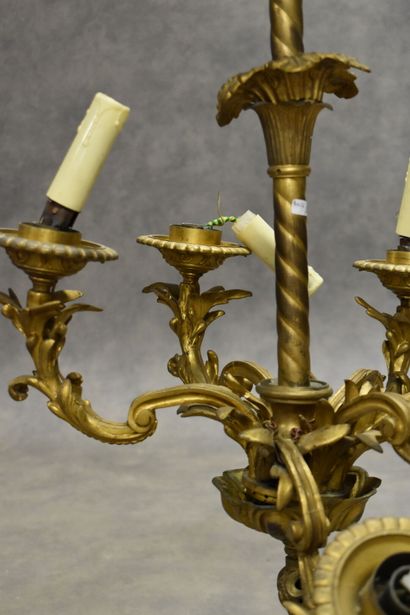 Lustre en bronze doré éclairant par 6 feux...