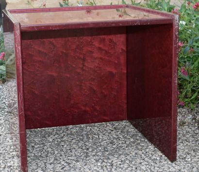 Paire de tables basses en loupe lauqée rouge....