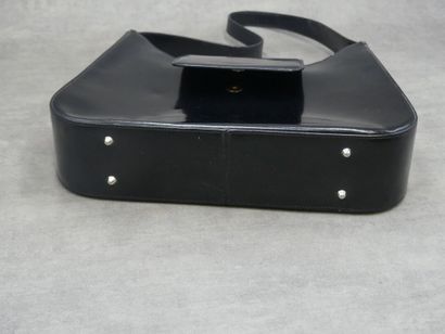 LANCEL. Sac porté épaule en simili cuir noir,...