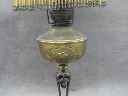 Lampe à pétrole en bronze doré, abat jour...